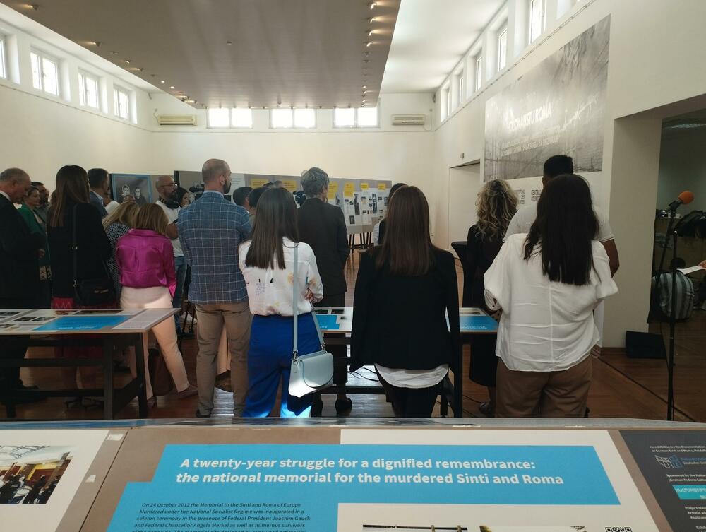 <p>Izložba o Holokaustu Roma "Rasna dijagnoza: Ciganin - genocid nad Sintima i Romima i duga borba za priznanje" otvorena je do 27. oktobra u Podgorici, u Paviljonu ULUCG</p>