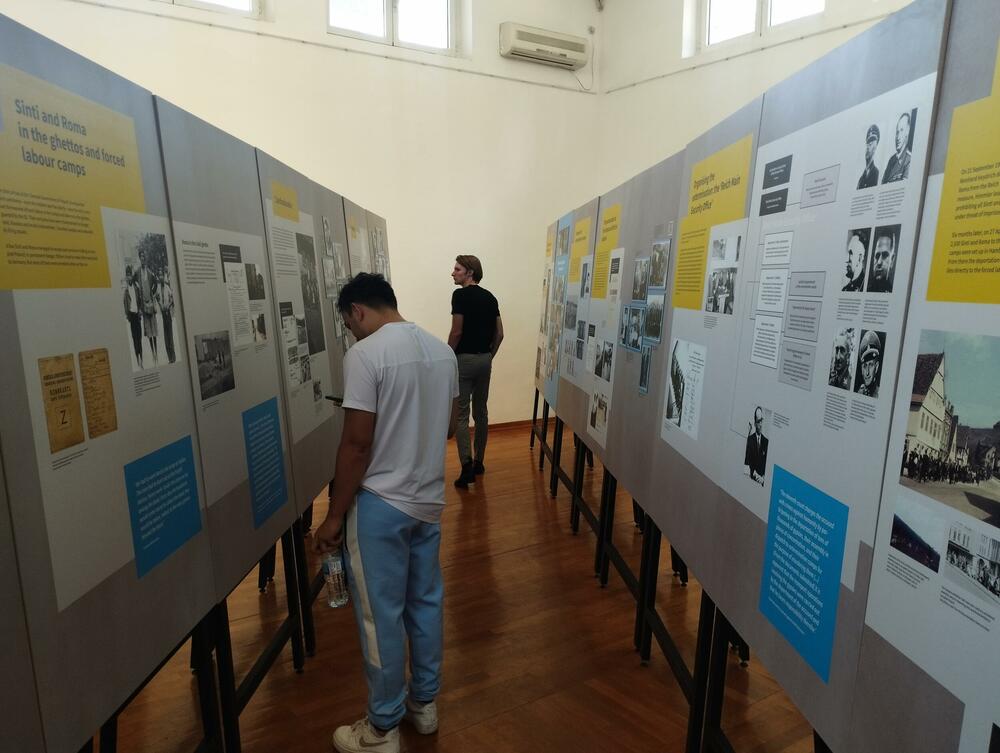 <p>Izložba o Holokaustu Roma "Rasna dijagnoza: Ciganin - genocid nad Sintima i Romima i duga borba za priznanje" otvorena je do 27. oktobra u Podgorici, u Paviljonu ULUCG</p>