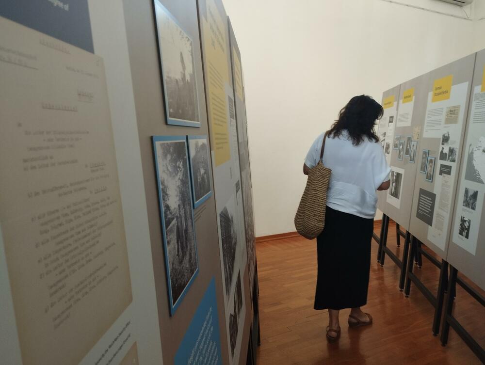 <p>Izložba o Holokaustu Roma "Rasna dijagnoza: Ciganin - genocid nad Sintima i Romima i duga borba za priznanje" otvorena je do 27. oktobra u Podgorici, u Paviljonu ULUCG</p>