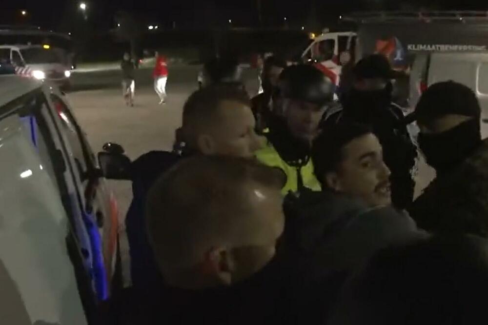 Policija privodi kapitena Legije Žezuea, Foto: Printscreen Twitter/Piotr Kamieniecki