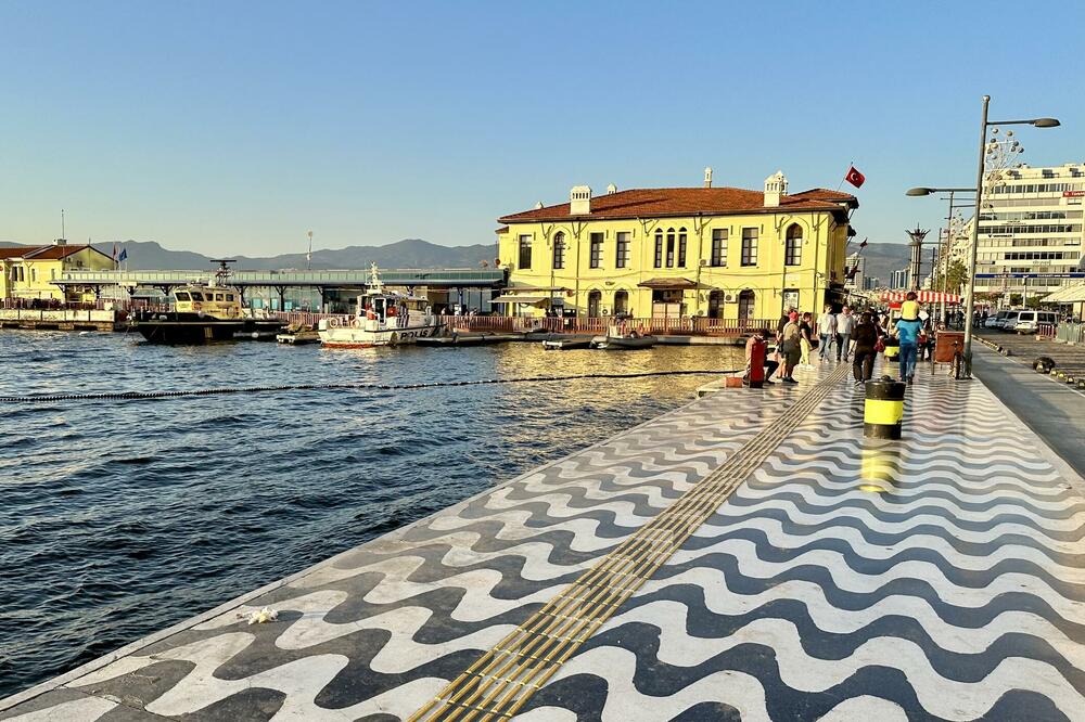 Izmir, promenade by the sea, Photo: D. Dedović