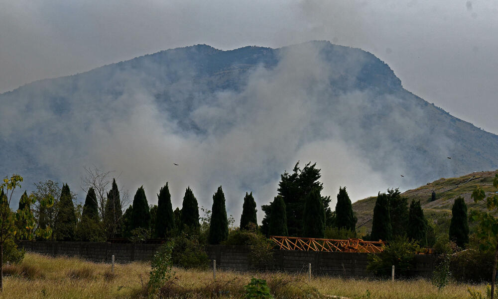 <p>Služba zaštite i spašavanja uz pomoć danilovgradskih vatrogasaca sinoć gasila veliki požar koji je, prema navodima sa stranice Oči Podgorice, podmetnut</p>