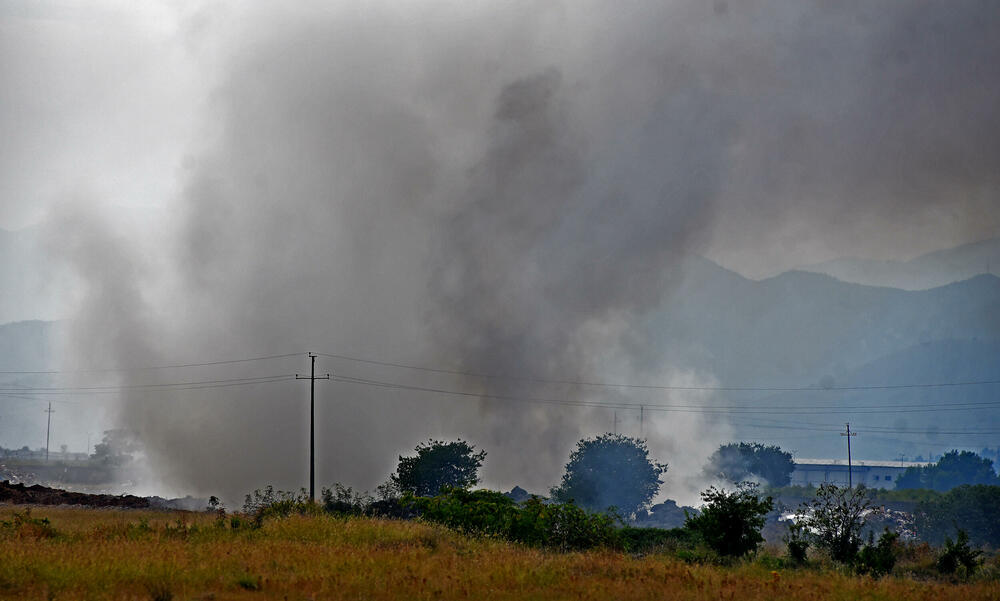 <p>Služba zaštite i spašavanja uz pomoć danilovgradskih vatrogasaca sinoć gasila veliki požar koji je, prema navodima sa stranice Oči Podgorice, podmetnut</p>
