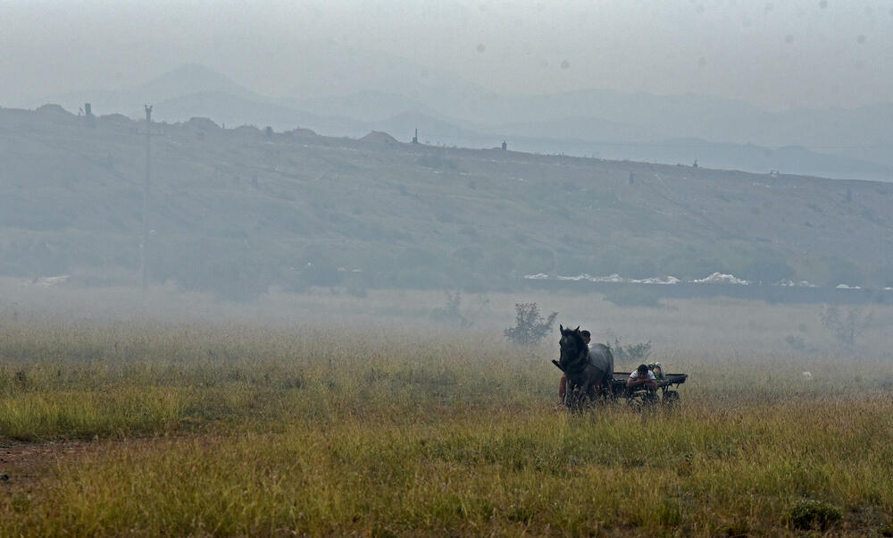 <p>Služba zaštite i spašavanja uz pomoć danilovgradskih vatrogasaca sinoć gasila veliki požar koji je, prema navodima sa stranice Oči Podgorice, podmetnut</p>