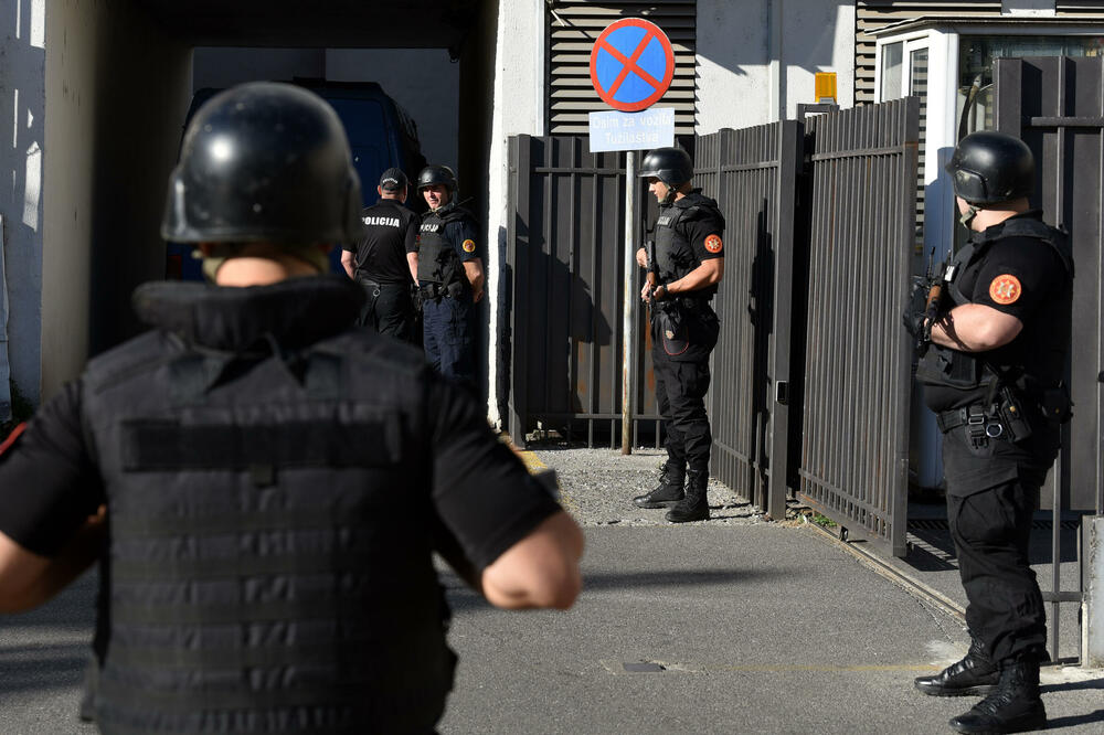Imovina blokirana na zahtjev Tužilaštva: Policija obezbjeđuje zgradu SDT-a (ilustracija), Foto: Boris Pejović