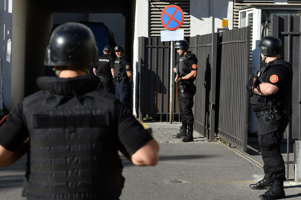 Imovina blokirana na zahtjev Tužilaštva: Policija obezbjeđuje zgradu SDT-a (ilustracija), Foto: Boris Pejović