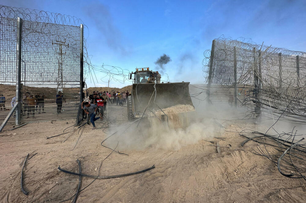 Militanti Hamasa probijaju granicu između Gaze i Izraela 7. oktobra, Foto: Reuters