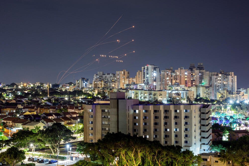 Detalj iz izraelskog grada Aškelona: Protivraketni sistem "Gvozdena kupola" presrijeće rakete lansirane iz Pojasa Gaze, Foto: Reuters