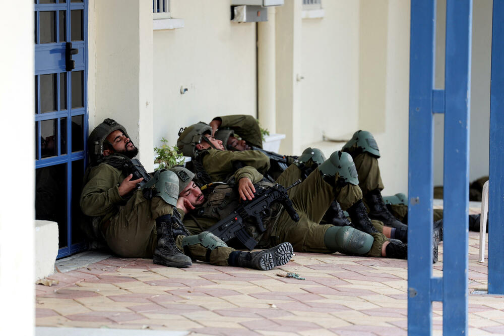 Izraelski vojnici odmaraju nakon borbi sa Hamasom u Sderotu