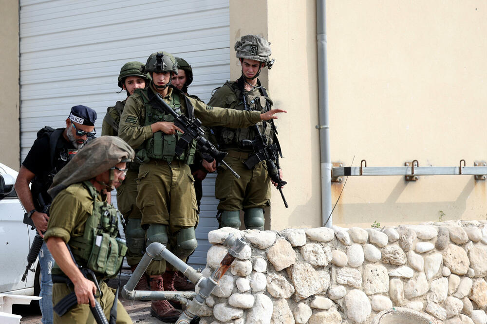 Izraelski vojnici u Sderotu, gradu na jugu te države koji su juče infiltrirali pripadnici Hamasa, Foto: Reuters