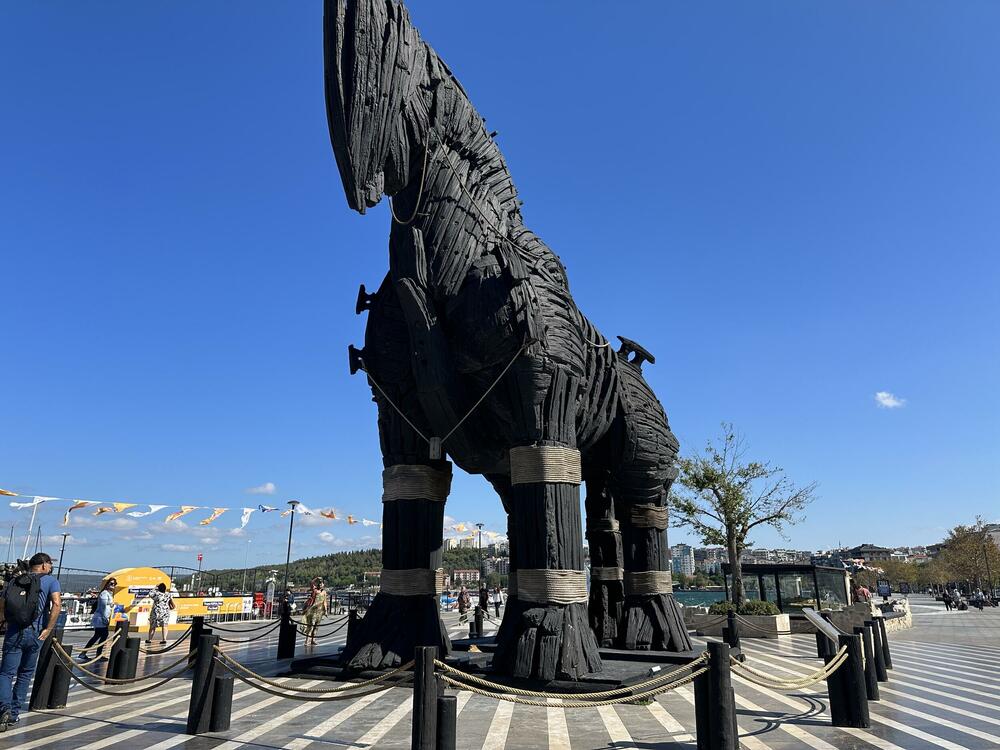 <p>Drveni konj iz popularnog filma Troja, visok 12,5 metara, izložen je na šetalištu i jedna je od turističkih atrakcija. Bitka na Galipolju odigrala se 1915. godine - savezničke sile poslale su 18 brodova koji su pokušali da se probiju kroz Dardanele s ciljem da pokore Istanbul</p>