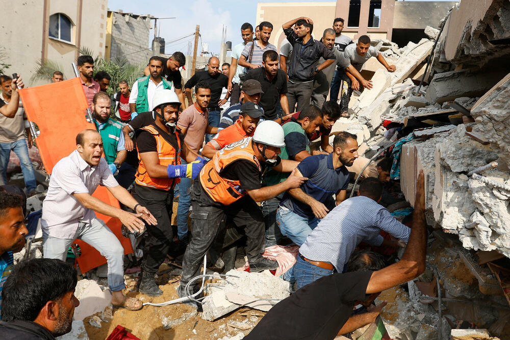 Palestinci traže žrtve ispod ruševina kuće u Kan Junisu u Gazi