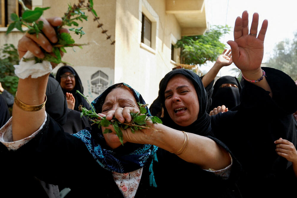 Sahrana palestinskih beba blizanaca, njihove majke i tri sestre, za koje su zdravstveni zvaničnici rekli da su ubijeni u izraelskim napadima