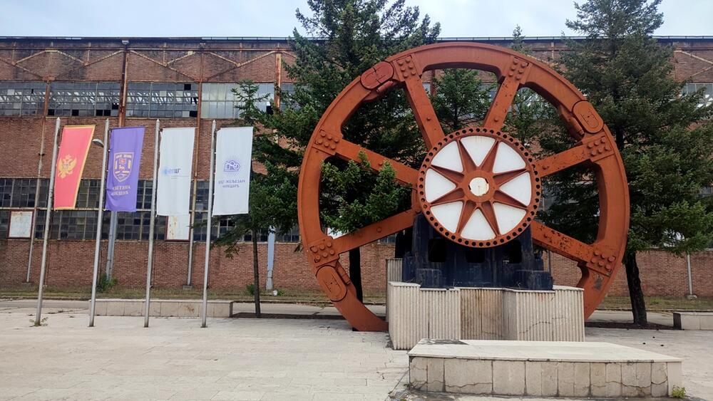 <p>Voljela bi “djeca” da im može biti da donesu odluku, ali “dok god je novčanik kod ‘majke’ - ona se pita”... Zaposleni tvrde da nije tačno da ne rade, a primaju plate, i pozivaju one koji misle da se u Željezari samo leži da provedu dan s njima i pokušaju da prate njihov tempo</p>