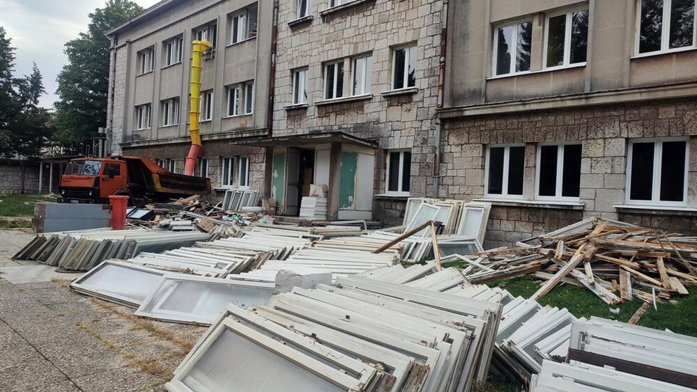 <p>Voljela bi “djeca” da im može biti da donesu odluku, ali “dok god je novčanik kod ‘majke’ - ona se pita”... Zaposleni tvrde da nije tačno da ne rade, a primaju plate, i pozivaju one koji misle da se u Željezari samo leži da provedu dan s njima i pokušaju da prate njihov tempo</p>