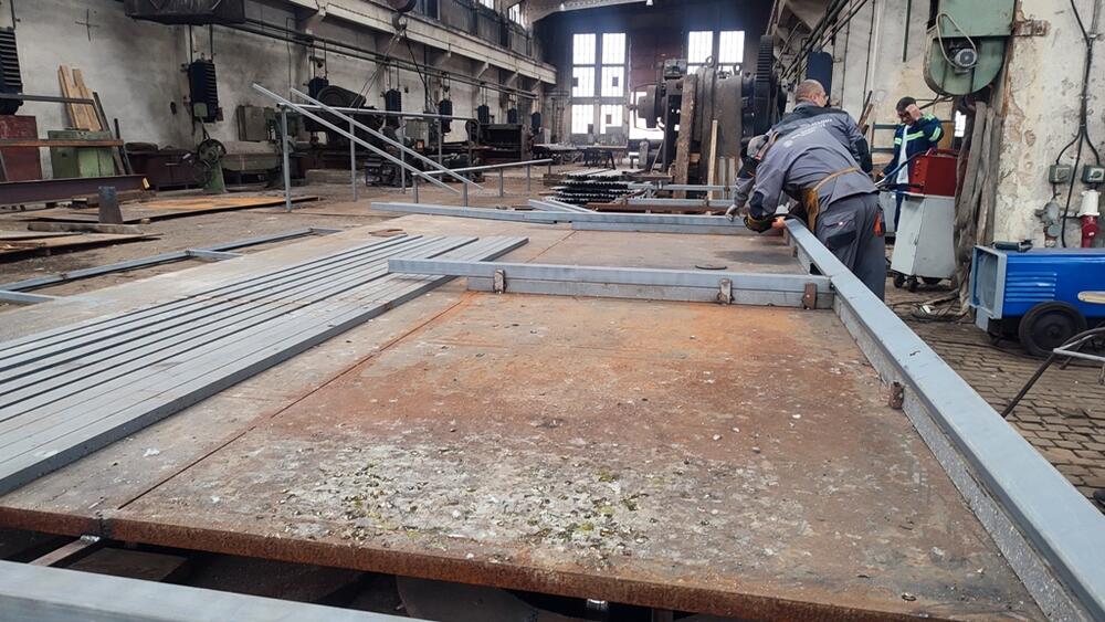 <p>Voljela bi “djeca” da im može biti da donesu odluku, ali “dok god je novčanik kod ‘majke’ - ona se pita”... Zaposleni tvrde da nije tačno da ne rade, a primaju plate, i pozivaju one koji misle da se u Željezari samo leži da provedu dan s njima i pokušaju da prate njihov tempo</p>