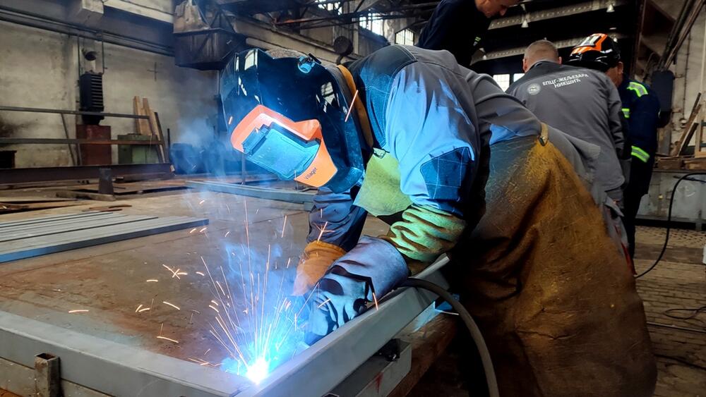 <p>Voljela bi “djeca” da im može biti da donesu odluku, ali “dok god je novčanik kod ‘majke’ - ona se pita”... Zaposleni tvrde da nije tačno da ne rade, a primaju plate, i pozivaju one koji misle da se u Željezari samo leži da provedu dan s njima i pokušaju da prate njihov tempo</p>