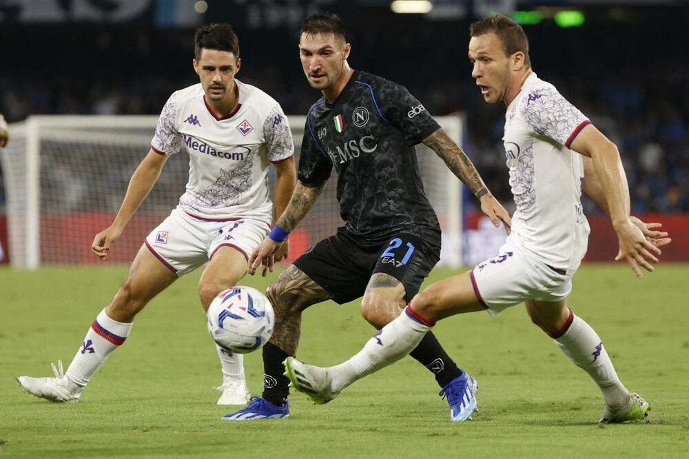 Politano u duelu sa Brekalom, Foto: Reuters