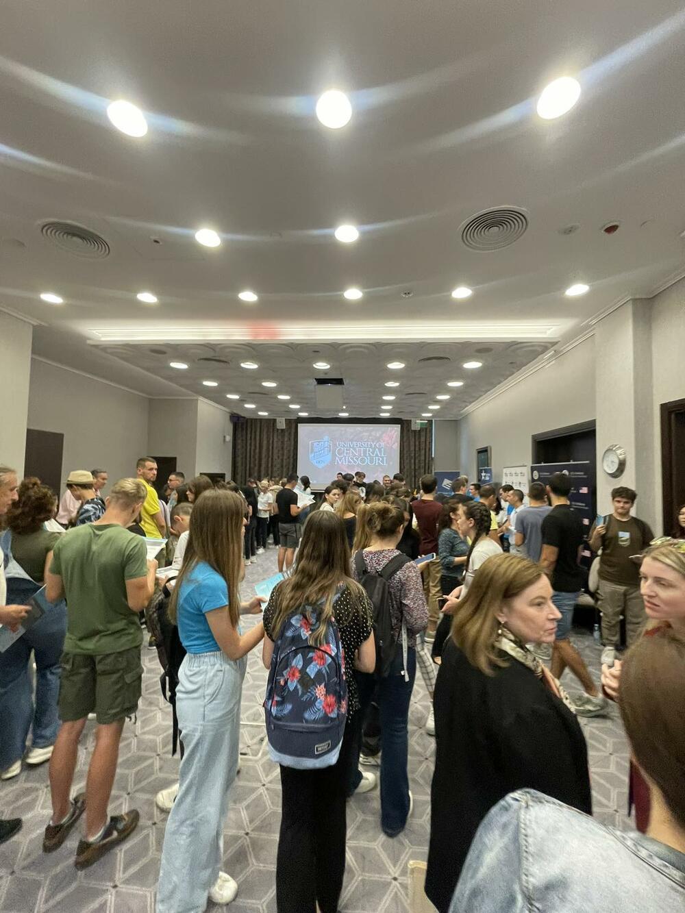 <p>Na štandovima osam američkih univerziteta, ali i organizatora programa razmjene bila je velika gužva</p>