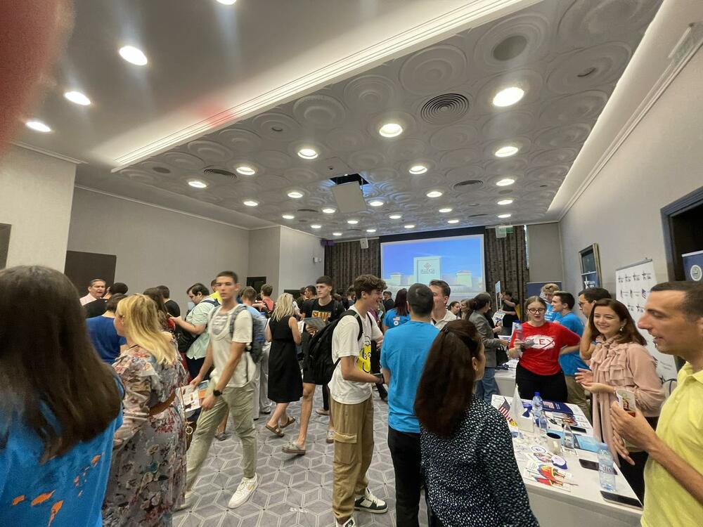 <p>Na štandovima osam američkih univerziteta, ali i organizatora programa razmjene bila je velika gužva</p>