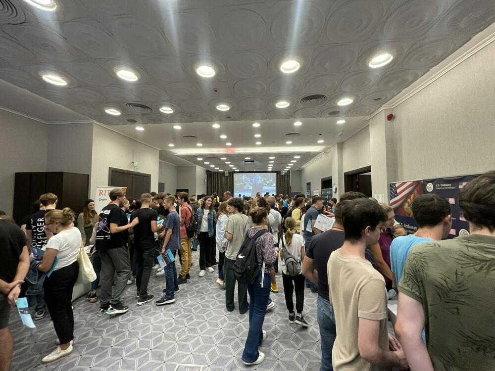 <p>Na štandovima osam američkih univerziteta, ali i organizatora programa razmjene bila je velika gužva</p>