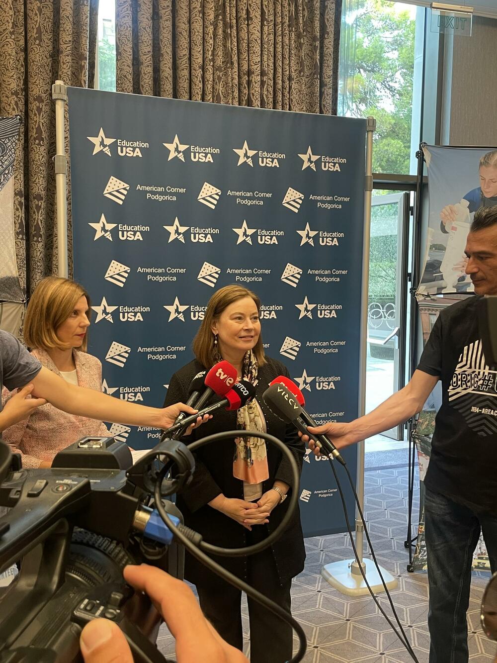 <p>Na štandovima osam američkih univerziteta, ali i organizatora programa razmjene bila je velika gužva</p>