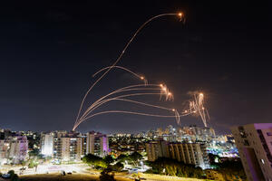 VIDEO A passenger plane lands in Tel Aviv while the Air Force destroys rockets and...