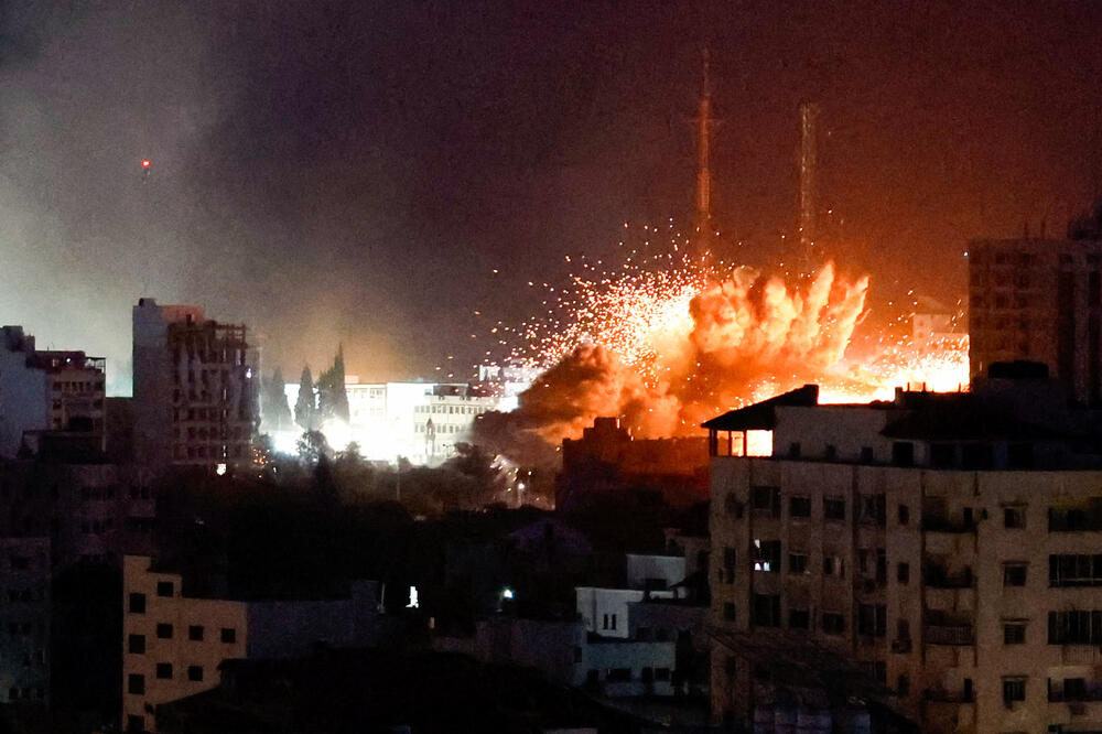 Vatra i dim prekrli Gazu tokom izraelskih udara, Foto: Reuters