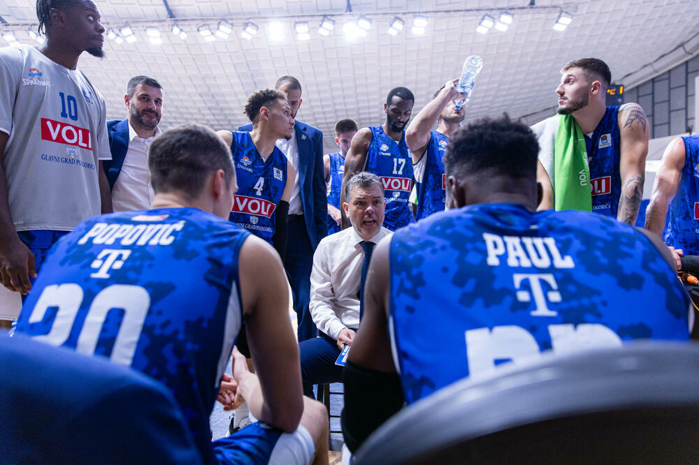 Mijović sa svojim igračima tokom jedne od utakmica ove sezone, Foto: ABA/Filip Roganović