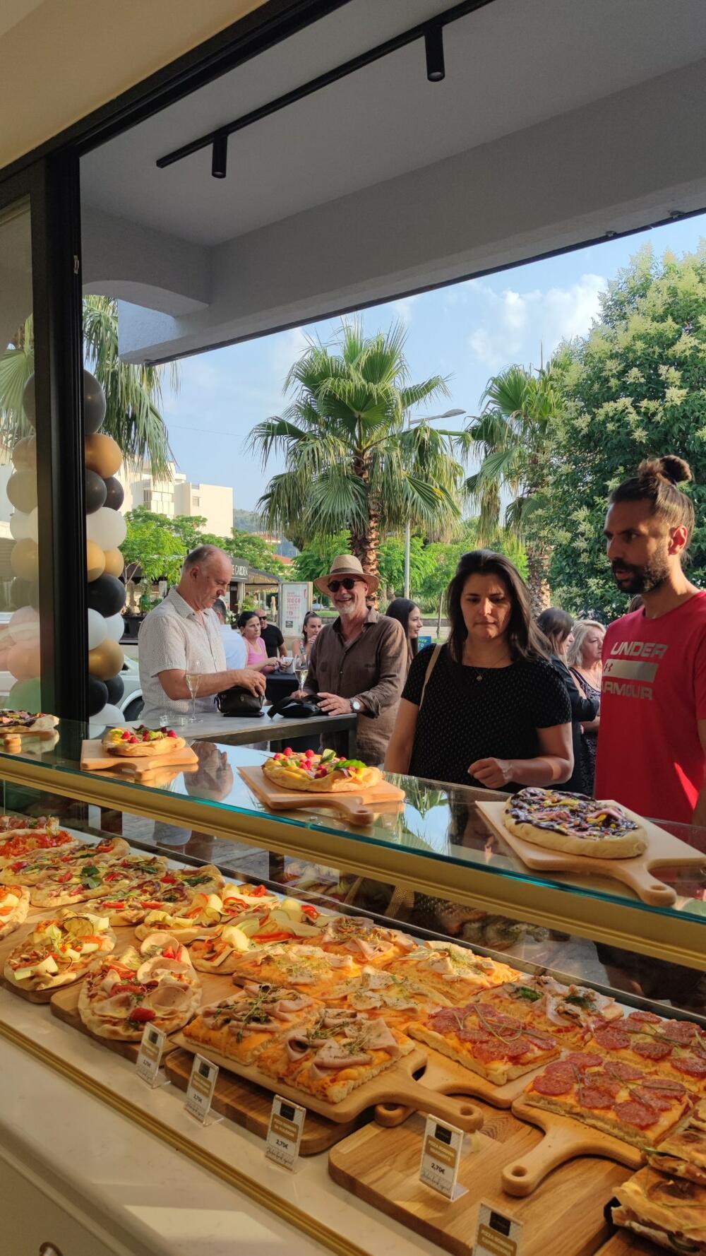 <p><em>Pinsa je vrsta pizze koja potiče iz Rima. Ona predstavlja tanji i hrskaviji oblik pizze od klasične napolitanske ili američke pizze.</em></p>