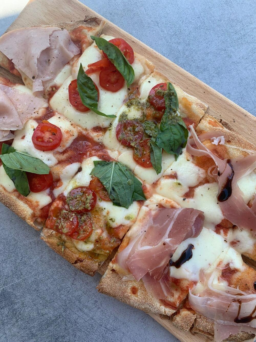 <p><em>Pinsa je vrsta pizze koja potiče iz Rima. Ona predstavlja tanji i hrskaviji oblik pizze od klasične napolitanske ili američke pizze.</em></p>