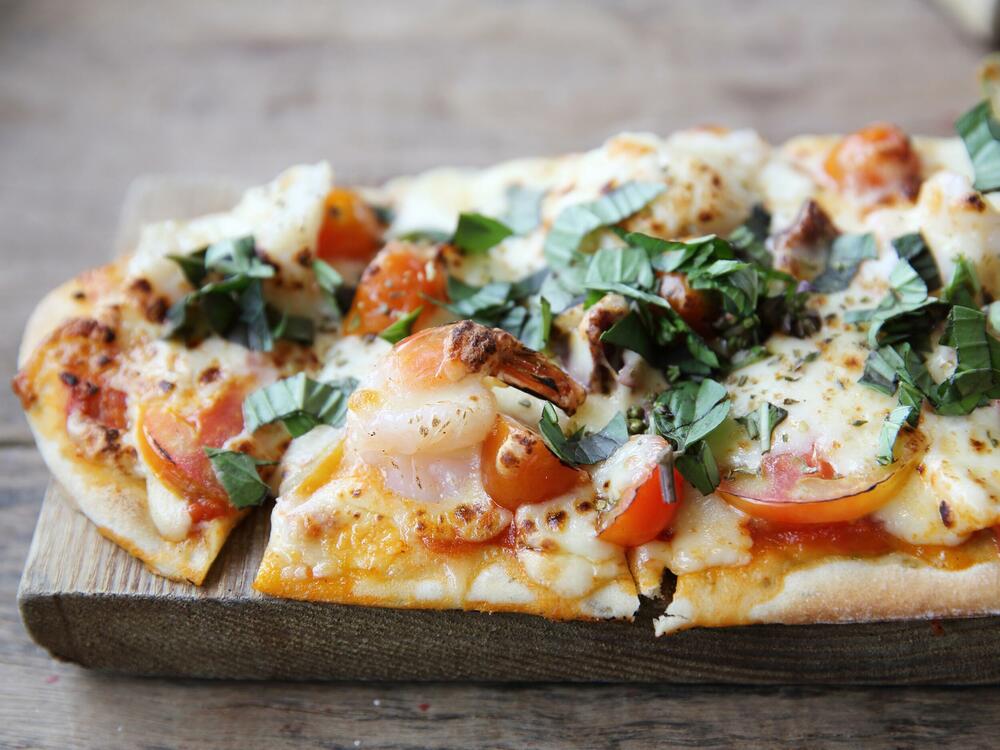 <p><em>Pinsa je vrsta pizze koja potiče iz Rima. Ona predstavlja tanji i hrskaviji oblik pizze od klasične napolitanske ili američke pizze.</em></p>