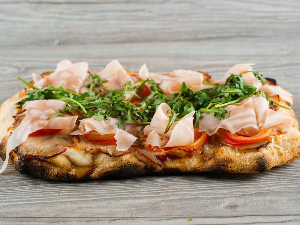 <p><em>Pinsa je vrsta pizze koja potiče iz Rima. Ona predstavlja tanji i hrskaviji oblik pizze od klasične napolitanske ili američke pizze.</em></p>