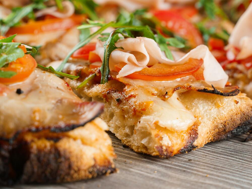 <p><em>Pinsa je vrsta pizze koja potiče iz Rima. Ona predstavlja tanji i hrskaviji oblik pizze od klasične napolitanske ili američke pizze.</em></p>