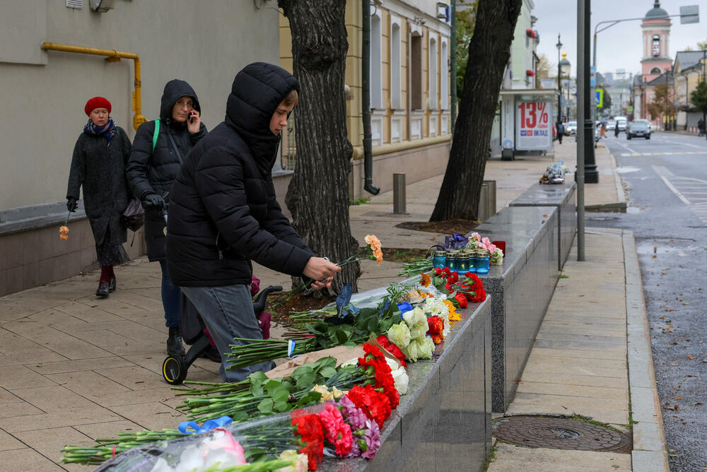 Odavanje pošte žrtvama ispred ambasade Izraela u Moskvi
