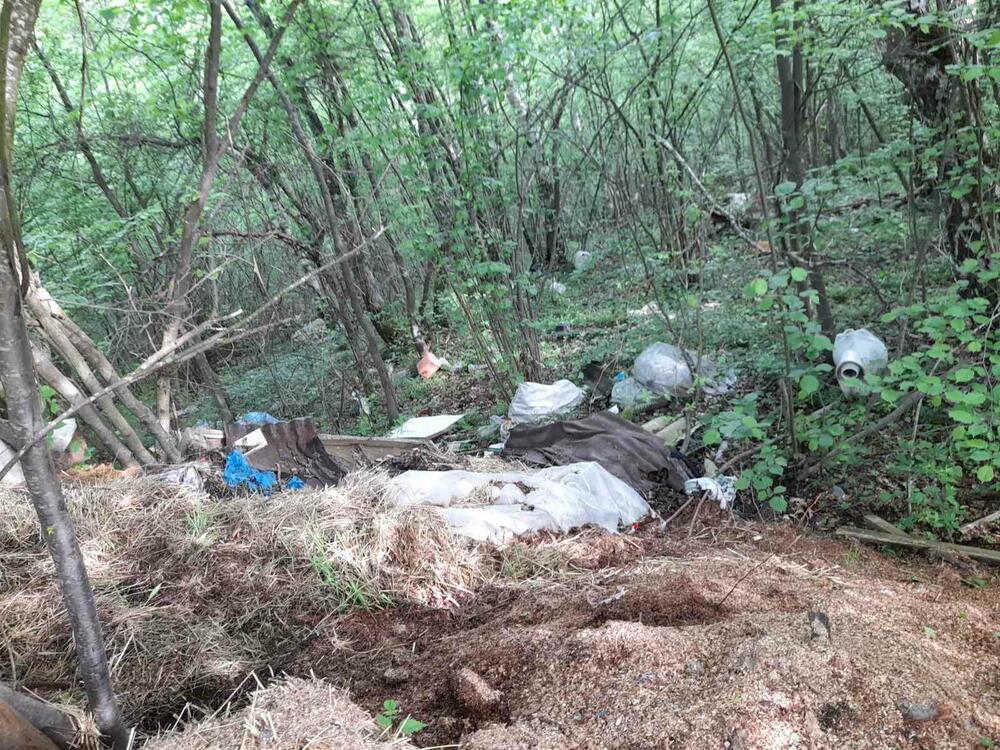 <p>“Sadašnja Komunalna policija i inspekcija nije potrebna ni građanima ni lokalnoj upravi. Kada pogledate ove divlje deponije pored puta i smeće u potocima onda je sasvim jasno da Komunalna policija za svoj rad ne može dobiti prelaznu ocjenu”, rekao je predsjednik Ekološkog društva “Breznica” Milorad Mitrović</p>