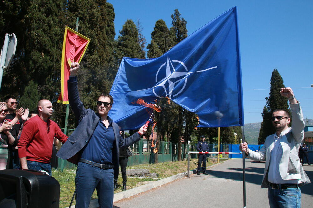 Milačić pali NATO zastavu 2017. godine, Foto: Otpor beznađu