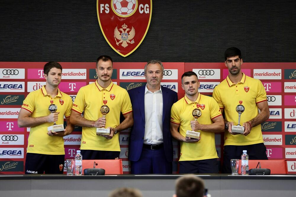 Predsjednik FSCG Dejan Savićević uručio je priznanja igračima sa zlatnim i srebrnim jubilejom: 50 i 25 nasttupa za reprezentaciju, Foto: FSCG