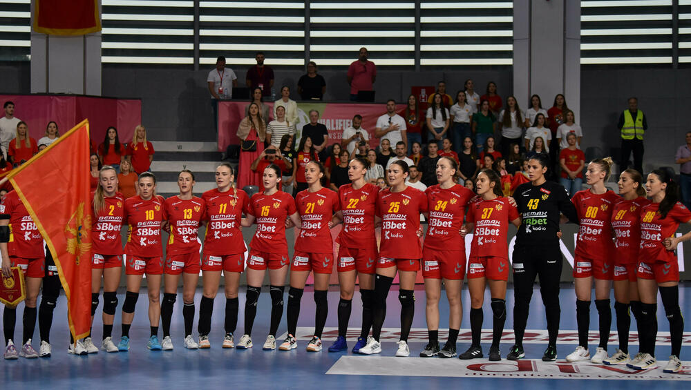 <p>Pogledajte foto-galeriju sa utakmice Crna Gora - Turska, koju su „lavice” dobile 39:23 i pokazale da i na Svjetskom prvenstvu mogu da igraju dobar rukomet.</p>  <p>Utakmica je imala dirljivu predigru, jer su se igračice pojavile u majicama sa fotografijom povrijeđene Đurđine Jauković i natpisom „Điki, uz tebe smo”.</p>  <p>Nikšićka bombarderka, koja je prošle sedmice drugi put pokidala prednji ukršteni ligament lijeve noge, bila je na tribinama „Bemax arene”.</p>