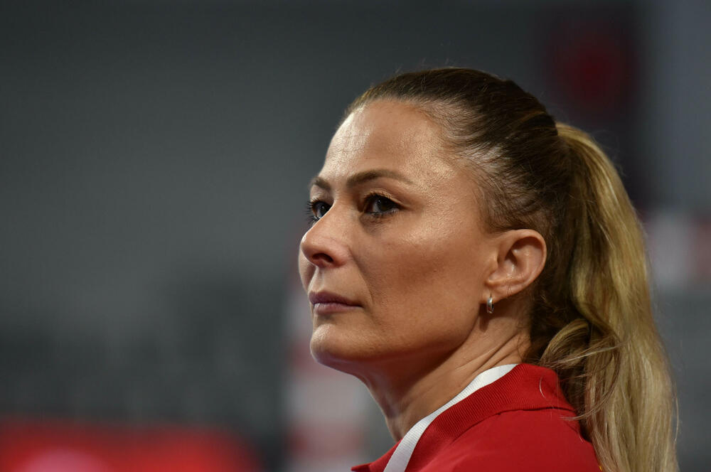 <p>Pogledajte foto-galeriju sa utakmice Crna Gora - Turska, koju su „lavice” dobile 39:23 i pokazale da i na Svjetskom prvenstvu mogu da igraju dobar rukomet.</p>  <p>Utakmica je imala dirljivu predigru, jer su se igračice pojavile u majicama sa fotografijom povrijeđene Đurđine Jauković i natpisom „Điki, uz tebe smo”.</p>  <p>Nikšićka bombarderka, koja je prošle sedmice drugi put pokidala prednji ukršteni ligament lijeve noge, bila je na tribinama „Bemax arene”.</p>