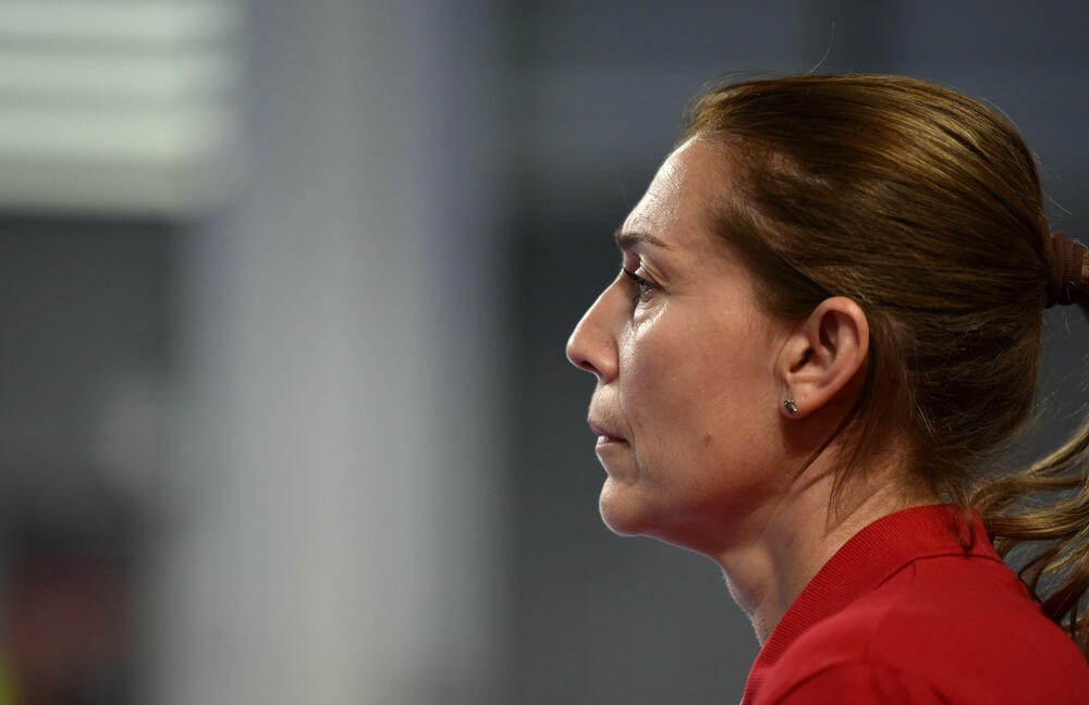 <p>Pogledajte foto-galeriju sa utakmice Crna Gora - Turska, koju su „lavice” dobile 39:23 i pokazale da i na Svjetskom prvenstvu mogu da igraju dobar rukomet.</p>  <p>Utakmica je imala dirljivu predigru, jer su se igračice pojavile u majicama sa fotografijom povrijeđene Đurđine Jauković i natpisom „Điki, uz tebe smo”.</p>  <p>Nikšićka bombarderka, koja je prošle sedmice drugi put pokidala prednji ukršteni ligament lijeve noge, bila je na tribinama „Bemax arene”.</p>