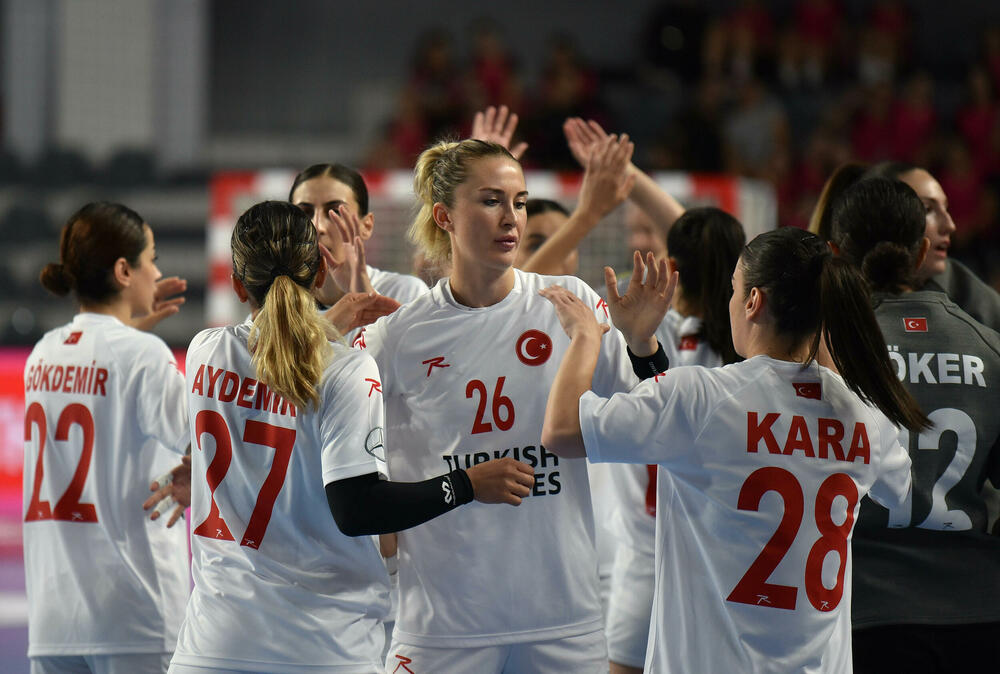 <p>Pogledajte foto-galeriju sa utakmice Crna Gora - Turska, koju su „lavice” dobile 39:23 i pokazale da i na Svjetskom prvenstvu mogu da igraju dobar rukomet.</p>  <p>Utakmica je imala dirljivu predigru, jer su se igračice pojavile u majicama sa fotografijom povrijeđene Đurđine Jauković i natpisom „Điki, uz tebe smo”.</p>  <p>Nikšićka bombarderka, koja je prošle sedmice drugi put pokidala prednji ukršteni ligament lijeve noge, bila je na tribinama „Bemax arene”.</p>