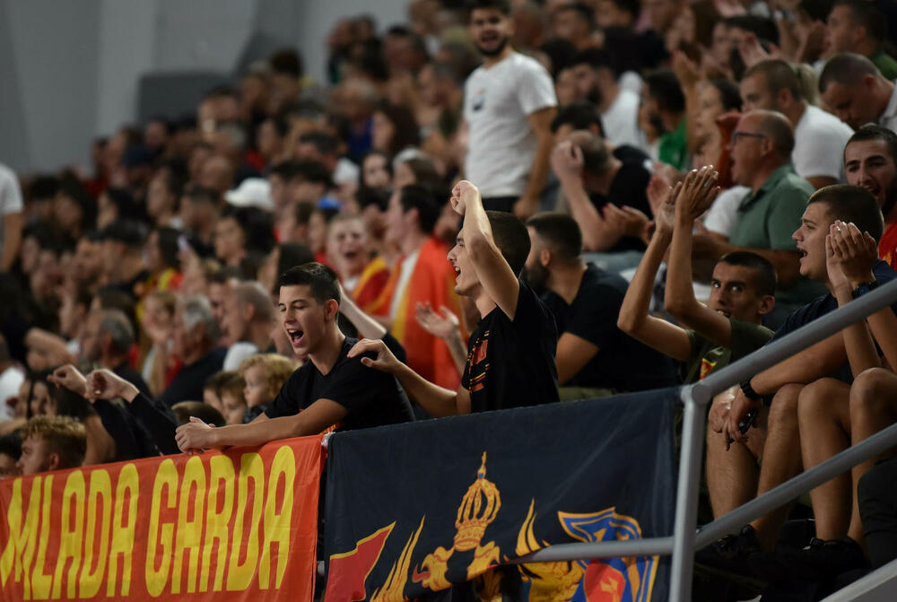 <p>Pogledajte foto-galeriju sa utakmice Crna Gora - Turska, koju su „lavice” dobile 39:23 i pokazale da i na Svjetskom prvenstvu mogu da igraju dobar rukomet.</p>  <p>Utakmica je imala dirljivu predigru, jer su se igračice pojavile u majicama sa fotografijom povrijeđene Đurđine Jauković i natpisom „Điki, uz tebe smo”.</p>  <p>Nikšićka bombarderka, koja je prošle sedmice drugi put pokidala prednji ukršteni ligament lijeve noge, bila je na tribinama „Bemax arene”.</p>