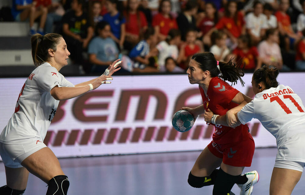 <p>Pogledajte foto-galeriju sa utakmice Crna Gora - Turska, koju su „lavice” dobile 39:23 i pokazale da i na Svjetskom prvenstvu mogu da igraju dobar rukomet.</p>  <p>Utakmica je imala dirljivu predigru, jer su se igračice pojavile u majicama sa fotografijom povrijeđene Đurđine Jauković i natpisom „Điki, uz tebe smo”.</p>  <p>Nikšićka bombarderka, koja je prošle sedmice drugi put pokidala prednji ukršteni ligament lijeve noge, bila je na tribinama „Bemax arene”.</p>