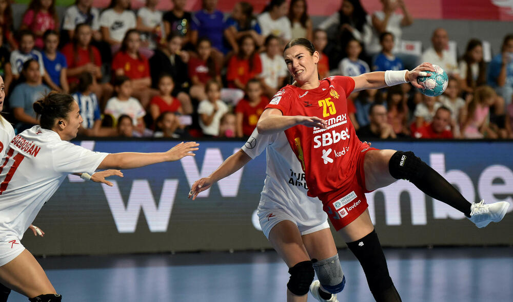 <p>Pogledajte foto-galeriju sa utakmice Crna Gora - Turska, koju su „lavice” dobile 39:23 i pokazale da i na Svjetskom prvenstvu mogu da igraju dobar rukomet.</p>  <p>Utakmica je imala dirljivu predigru, jer su se igračice pojavile u majicama sa fotografijom povrijeđene Đurđine Jauković i natpisom „Điki, uz tebe smo”.</p>  <p>Nikšićka bombarderka, koja je prošle sedmice drugi put pokidala prednji ukršteni ligament lijeve noge, bila je na tribinama „Bemax arene”.</p>