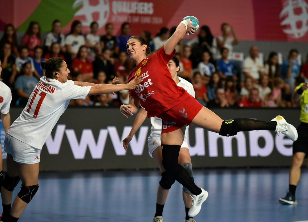 <p>Pogledajte foto-galeriju sa utakmice Crna Gora - Turska, koju su „lavice” dobile 39:23 i pokazale da i na Svjetskom prvenstvu mogu da igraju dobar rukomet.</p>  <p>Utakmica je imala dirljivu predigru, jer su se igračice pojavile u majicama sa fotografijom povrijeđene Đurđine Jauković i natpisom „Điki, uz tebe smo”.</p>  <p>Nikšićka bombarderka, koja je prošle sedmice drugi put pokidala prednji ukršteni ligament lijeve noge, bila je na tribinama „Bemax arene”.</p>