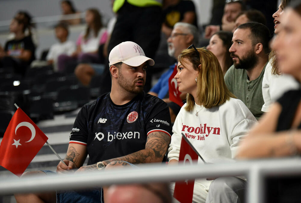 <p>Pogledajte foto-galeriju sa utakmice Crna Gora - Turska, koju su „lavice” dobile 39:23 i pokazale da i na Svjetskom prvenstvu mogu da igraju dobar rukomet.</p>  <p>Utakmica je imala dirljivu predigru, jer su se igračice pojavile u majicama sa fotografijom povrijeđene Đurđine Jauković i natpisom „Điki, uz tebe smo”.</p>  <p>Nikšićka bombarderka, koja je prošle sedmice drugi put pokidala prednji ukršteni ligament lijeve noge, bila je na tribinama „Bemax arene”.</p>