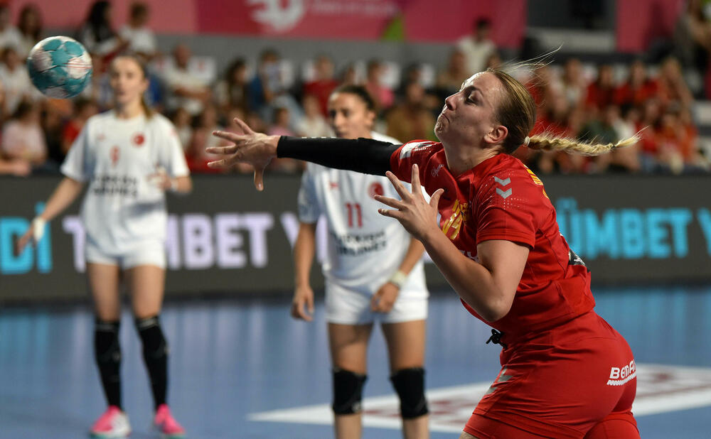 <p>Pogledajte foto-galeriju sa utakmice Crna Gora - Turska, koju su „lavice” dobile 39:23 i pokazale da i na Svjetskom prvenstvu mogu da igraju dobar rukomet.</p>  <p>Utakmica je imala dirljivu predigru, jer su se igračice pojavile u majicama sa fotografijom povrijeđene Đurđine Jauković i natpisom „Điki, uz tebe smo”.</p>  <p>Nikšićka bombarderka, koja je prošle sedmice drugi put pokidala prednji ukršteni ligament lijeve noge, bila je na tribinama „Bemax arene”.</p>