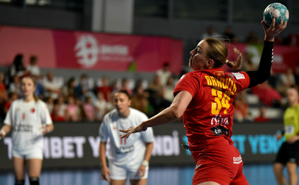 <p>Pogledajte foto-galeriju sa utakmice Crna Gora - Turska, koju su „lavice” dobile 39:23 i pokazale da i na Svjetskom prvenstvu mogu da igraju dobar rukomet.</p>  <p>Utakmica je imala dirljivu predigru, jer su se igračice pojavile u majicama sa fotografijom povrijeđene Đurđine Jauković i natpisom „Điki, uz tebe smo”.</p>  <p>Nikšićka bombarderka, koja je prošle sedmice drugi put pokidala prednji ukršteni ligament lijeve noge, bila je na tribinama „Bemax arene”.</p>