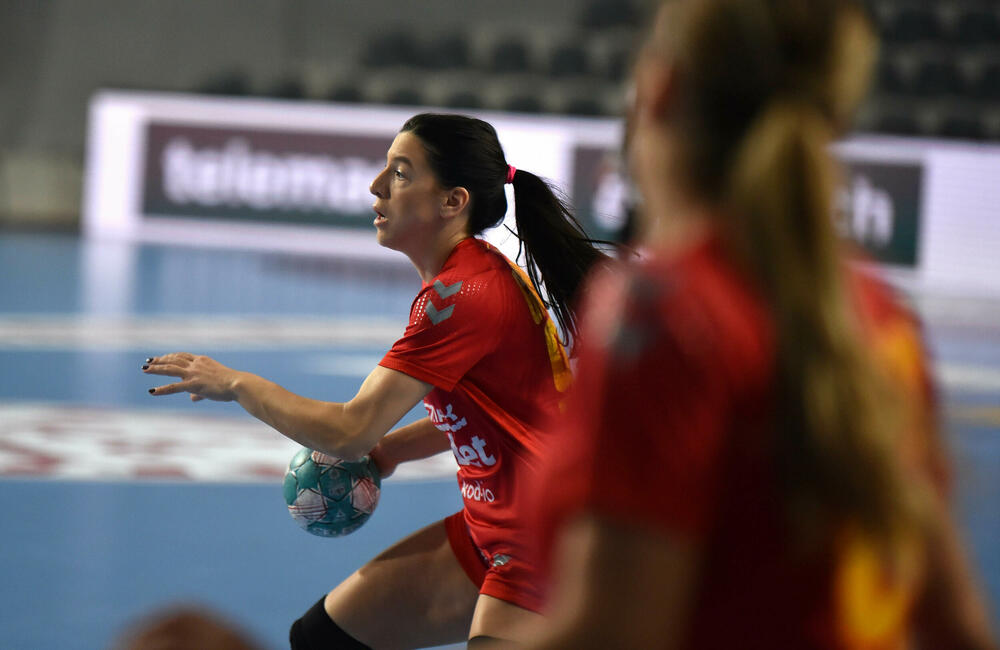 <p>Pogledajte foto-galeriju sa utakmice Crna Gora - Turska, koju su „lavice” dobile 39:23 i pokazale da i na Svjetskom prvenstvu mogu da igraju dobar rukomet.</p>  <p>Utakmica je imala dirljivu predigru, jer su se igračice pojavile u majicama sa fotografijom povrijeđene Đurđine Jauković i natpisom „Điki, uz tebe smo”.</p>  <p>Nikšićka bombarderka, koja je prošle sedmice drugi put pokidala prednji ukršteni ligament lijeve noge, bila je na tribinama „Bemax arene”.</p>